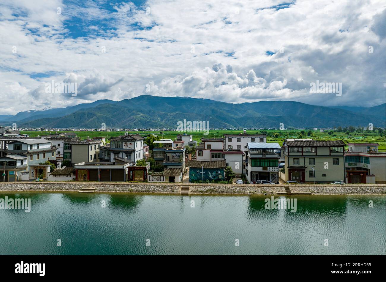 220626 -- LIJIANG, 26 giugno 2022 -- foto aerea scattata il 24 giugno 2022 mostra Liu Zhicheng che lavora a un dipinto murale nella municipalità di Sanchuan, contea di Yongsheng, città di Lijiang, provincia dello Yunnan della Cina sud-occidentale. Un pittore non-profit post-95, proveniente dalla contea di Yongsheng della città di Lijiang, guadagnò popolarità sia tra gli abitanti del villaggio nella sua città natale che tra i netizen sulle piattaforme di social media. L'artista murale di nome Liu Zhicheng ha dipinto più di 20 dipinti murali di temi diversi in molti villaggi della sua città natale. Le sue opere d'arte hanno aggiunto colore ai villaggi e hanno attratto molti turisti come lo Shor Foto Stock