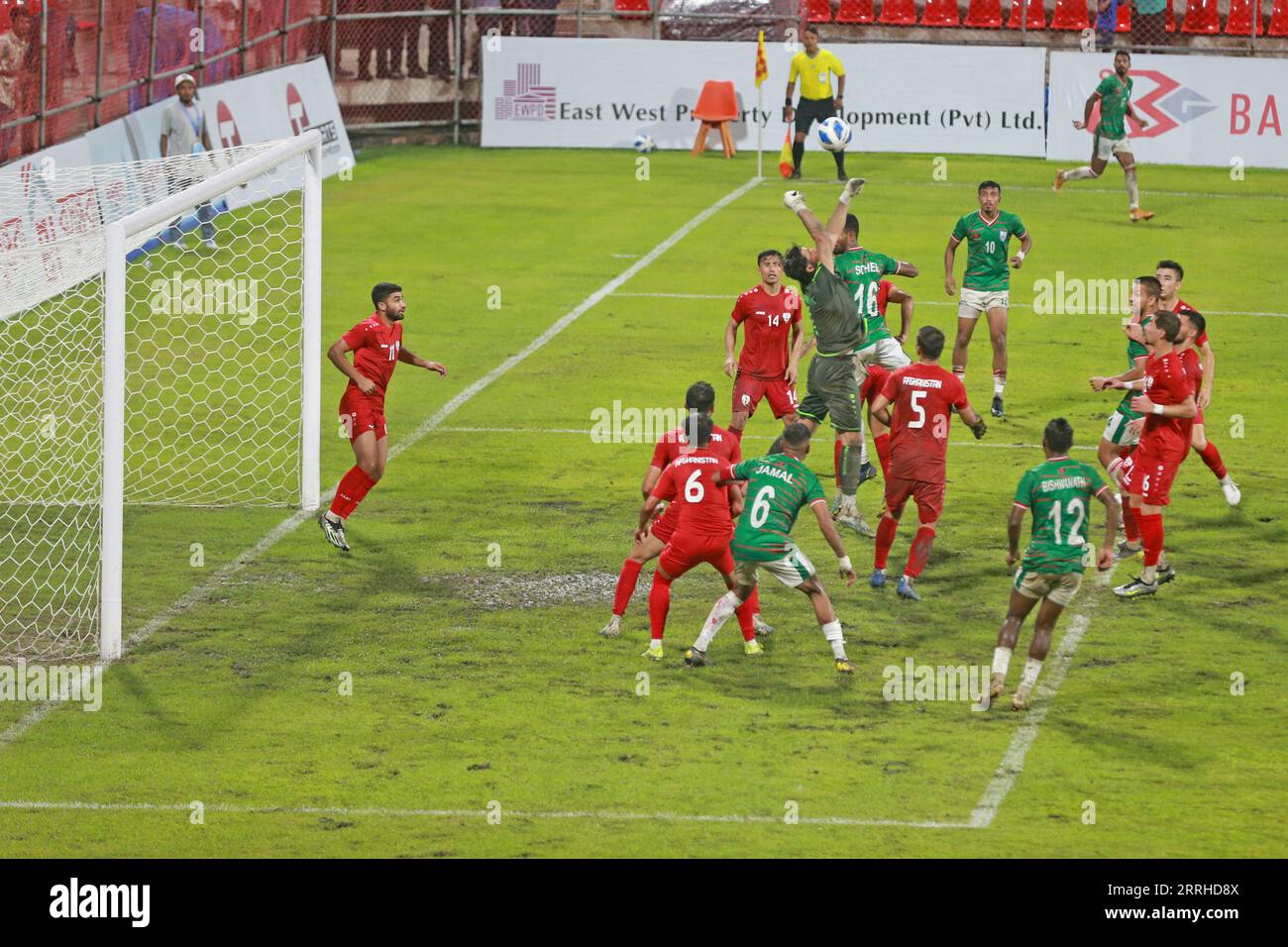 Il Bangladesh è venuto da dietro per tenere superiore l'Afghanistan a un pareggio di 1-1 nella seconda amichevole FIFA alla Bashundhara Kings Arena, Dhaka, Bangla Foto Stock