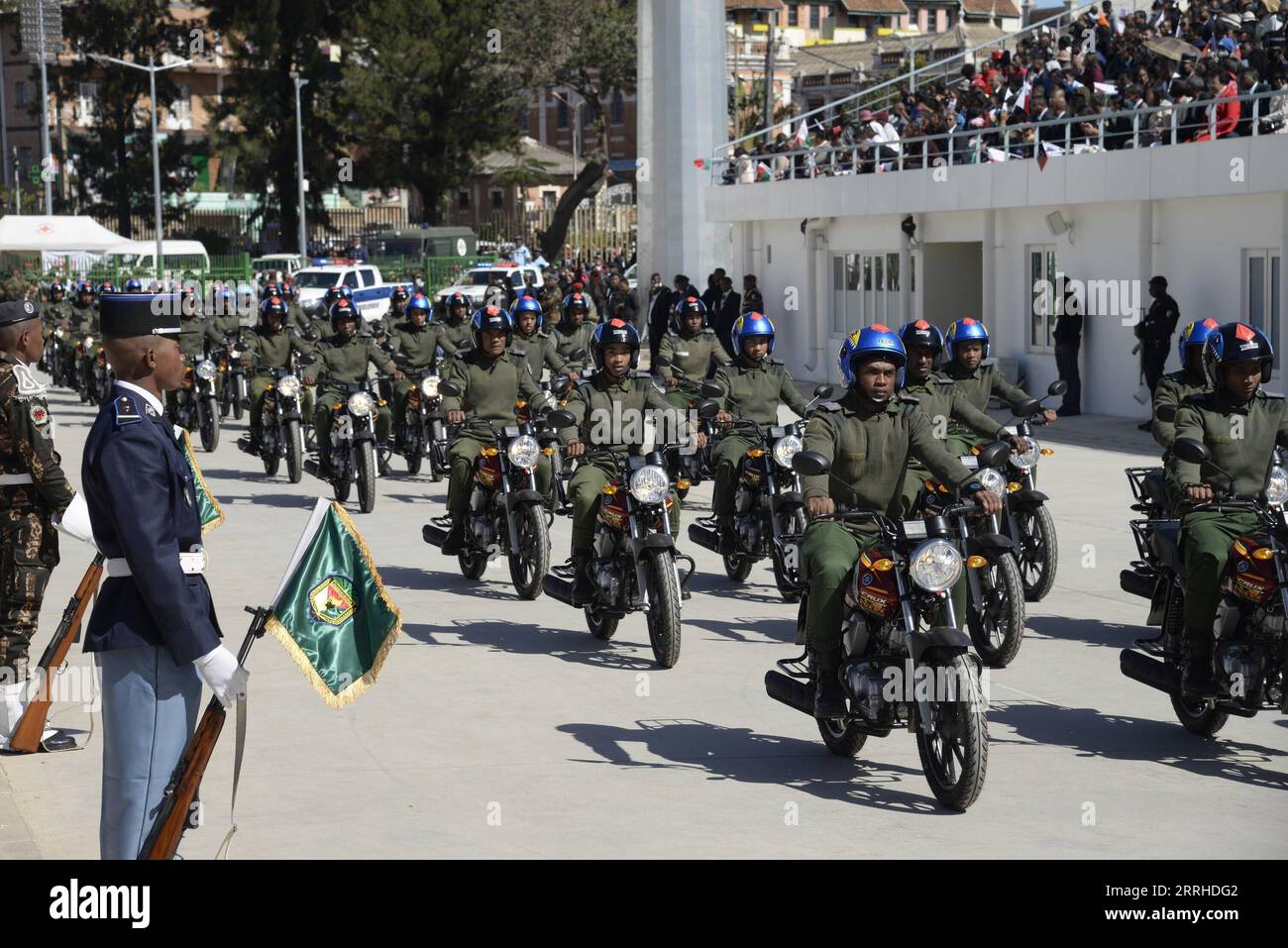 220626 -- ANTANANARIVO, 26 giugno 2022 -- Una parata militare si tiene durante una celebrazione del 62° anniversario dell'indipendenza del Madagascar ad Antananarivo, capitale del Madagascar, il 26 giugno 2022. Il Madagascar ha celebrato il 62° anniversario della sua indipendenza domenica. MADAGASCAR-ANTANANARIVO-INDIPENDENZA-62 ° ANNIVERSARIO LingxXin PUBLICATIONxNOTxINxCHN Foto Stock