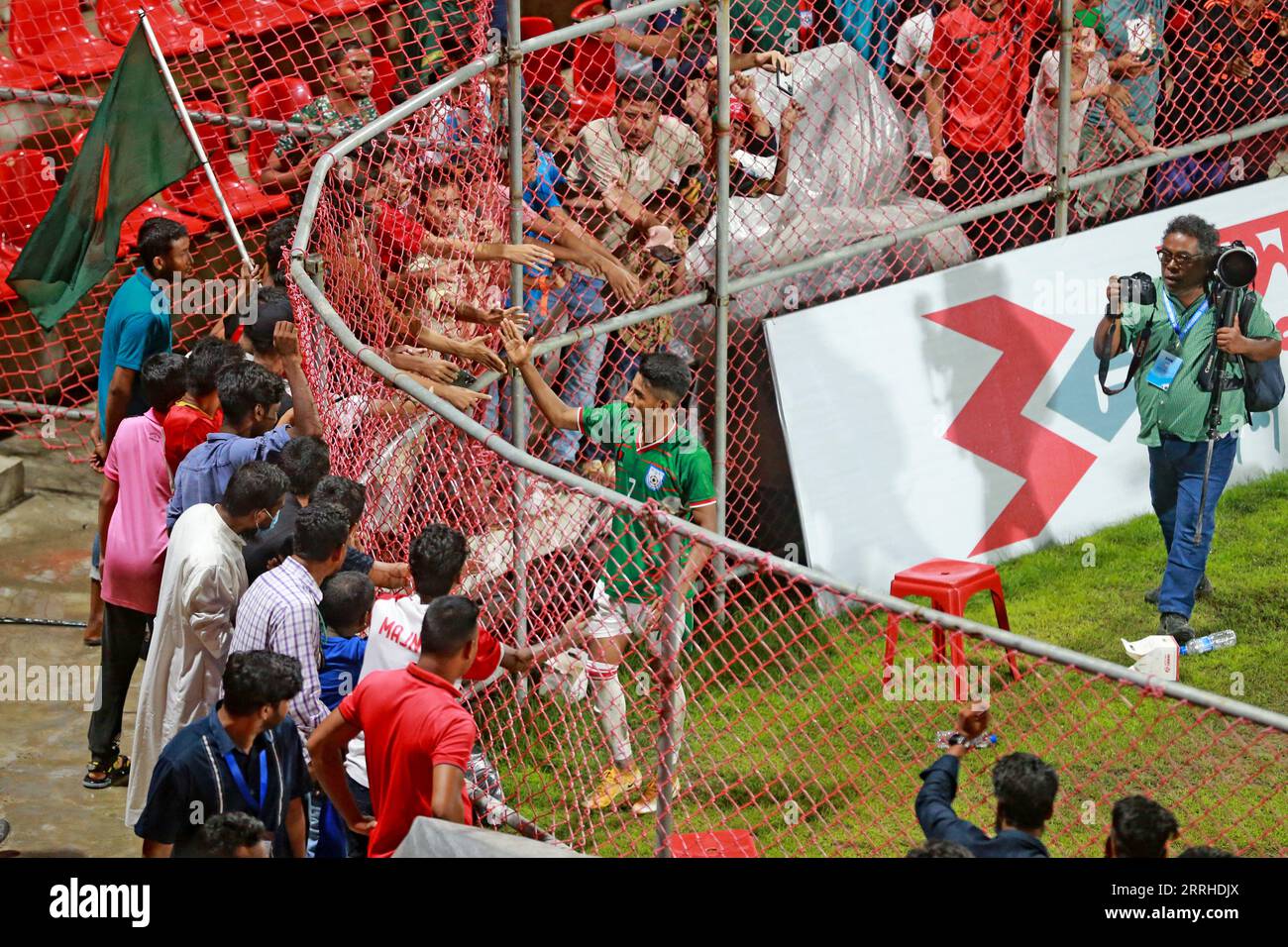 Il Bangladesh è venuto da dietro per tenere superiore l'Afghanistan a un pareggio di 1-1 nella seconda amichevole FIFA alla Bashundhara Kings Arena, Dhaka, Bangla Foto Stock