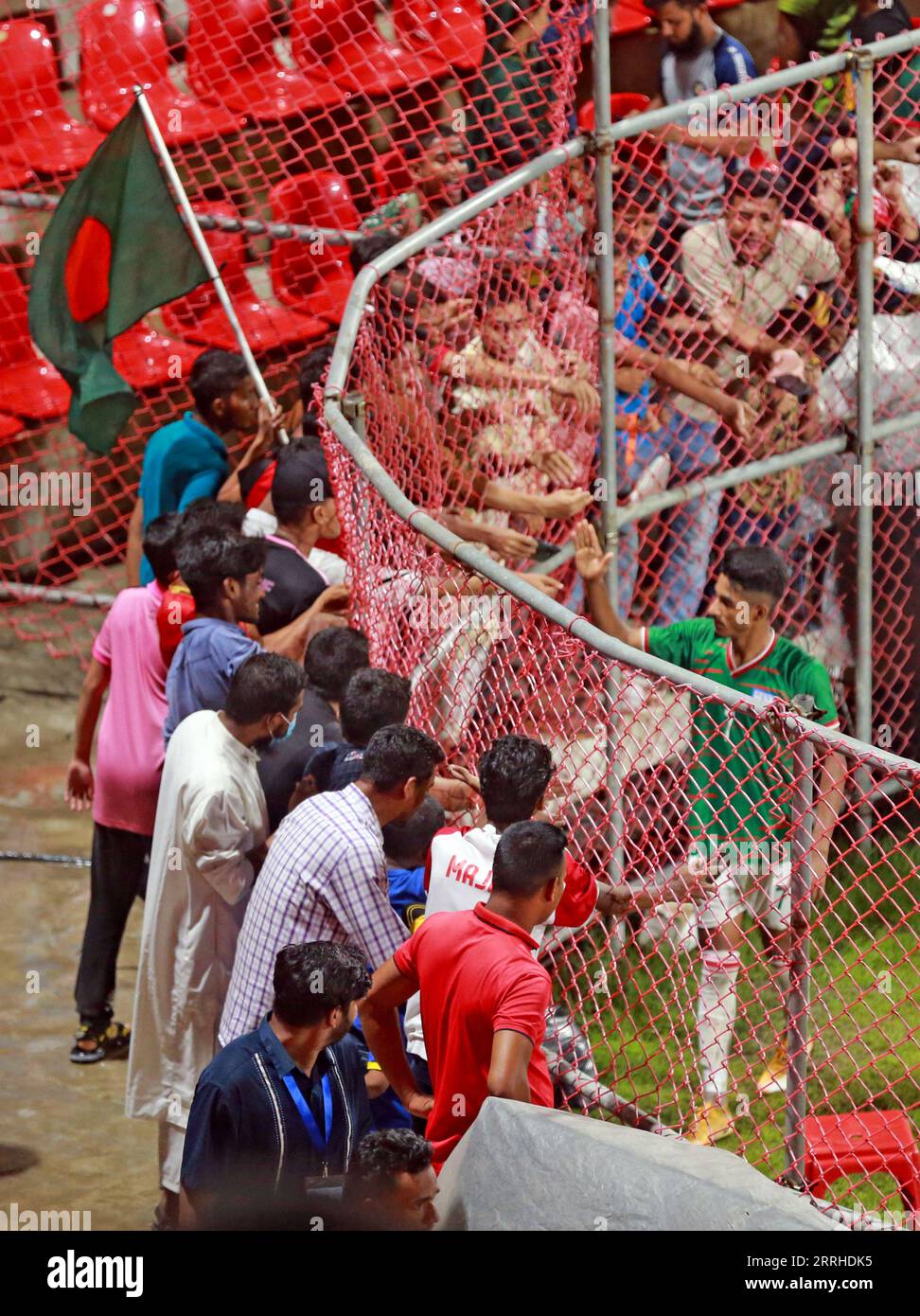 Il Bangladesh è venuto da dietro per tenere superiore l'Afghanistan a un pareggio di 1-1 nella seconda amichevole FIFA alla Bashundhara Kings Arena, Dhaka, Bangla Foto Stock