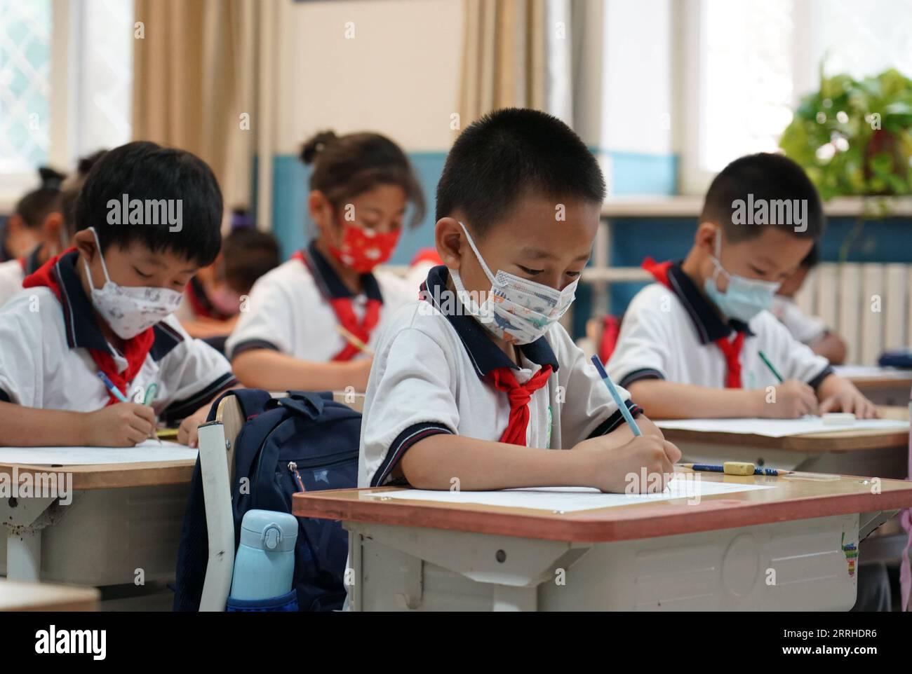 220627 -- PECHINO, 27 giugno 2022 -- gli studenti hanno una lezione di cinese al campus Pinggu della Beijing No. 2 Experimental Primary School a Pechino, capitale della Cina, 27 giugno 2022. Gli studenti delle scuole primarie e medie di Pechino sono tornati al campus lunedì dopo oltre 50 giorni di istruzione a distanza a causa di una rinascita locale COVID-19. Gli studenti nei primi due anni delle scuole medie e superiori, o i gradi 7, 8, 10 e 11, così come quelli delle scuole elementari, hanno ripreso le lezioni di persona. L'istruzione per gli studenti dei gradi 9 e 12 si è conclusa in precedenza. CHINA-BEIJING-SCHOOL RIAPRE CN RENXCHAO Foto Stock