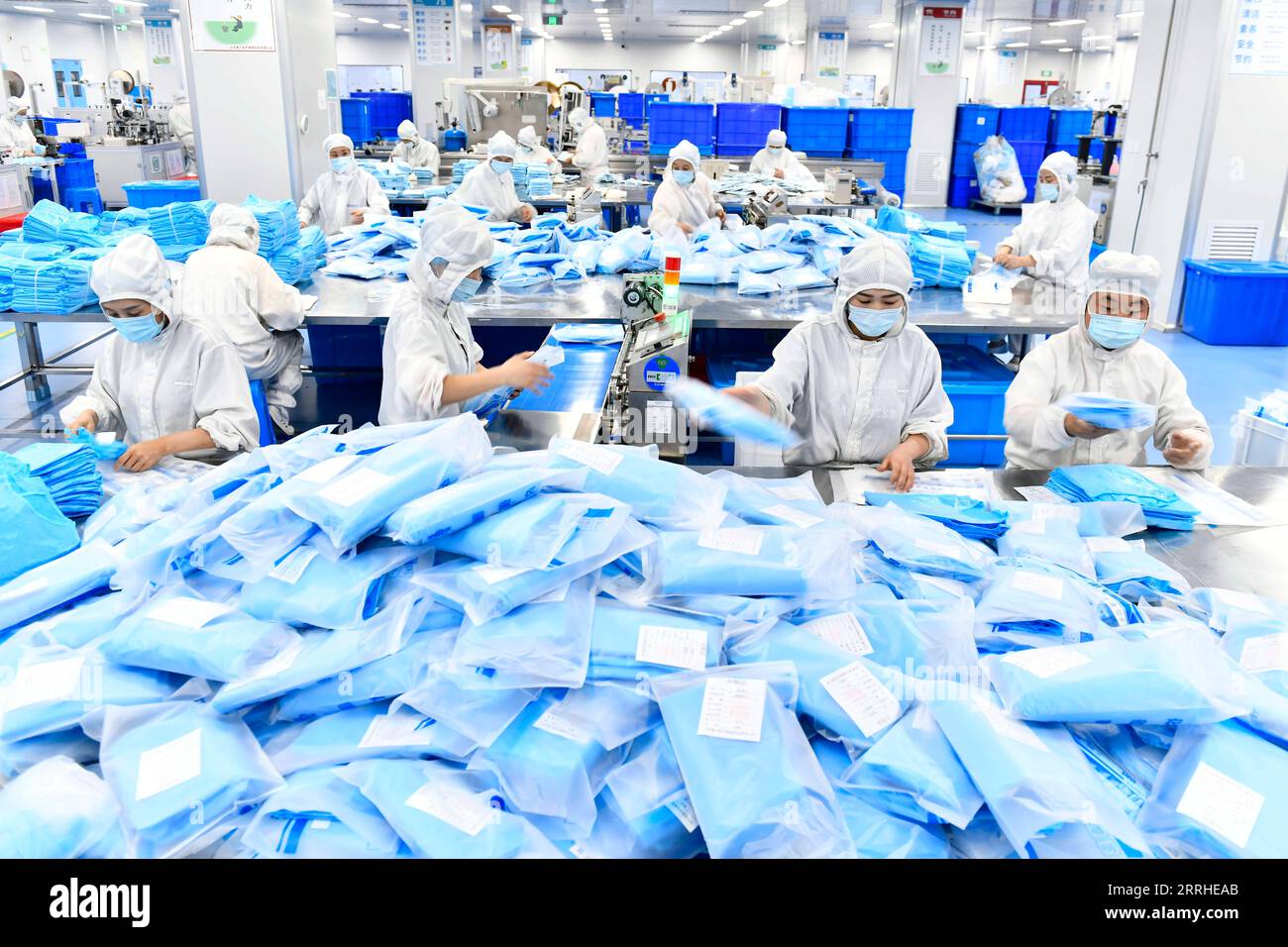220627 - JINAN, 27 giugno 2022 - i lavoratori fanno prodotti anti-epidemia presso una società di apparecchiature mediche nella provincia di Shandong della Cina orientale, 26 giugno 2022. I profitti delle principali aziende industriali cinesi hanno visto un calo più stretto a maggio, quando le fabbriche della seconda economia mondiale hanno riavviato le linee di produzione man mano che i sentimenti di business miglioravano, i dati ufficiali hanno mostrato lunedì. Le principali aziende industriali, ognuna con un fatturato di almeno 20 milioni di yuan circa 2,99 milioni di dollari, hanno visto i loro profitti diminuire del 6,5% su base annua a maggio, diminuendo rispetto alla contrazione del 8,5% di aprile, i dati da Foto Stock 220627 - JINAN, 27 giugno 2022 - i lavoratori fanno prodotti anti-epidemia presso una società di apparecchiature mediche nella provincia di Shandong della Cina orientale, 26 giugno 2022. I profitti delle principali aziende industriali cinesi hanno visto un calo più stretto a maggio, quando le fabbriche della seconda economia mondiale hanno riavviato le linee di produzione man mano che i sentimenti di business miglioravano, i dati ufficiali hanno mostrato lunedì. Le principali aziende industriali, ognuna con un fatturato di almeno 20 milioni di yuan circa 2,99 milioni di dollari, hanno visto i loro profitti diminuire del 6,5% su base annua a maggio, diminuendo rispetto alla contrazione del 8,5% di aprile, i dati da Foto Stock