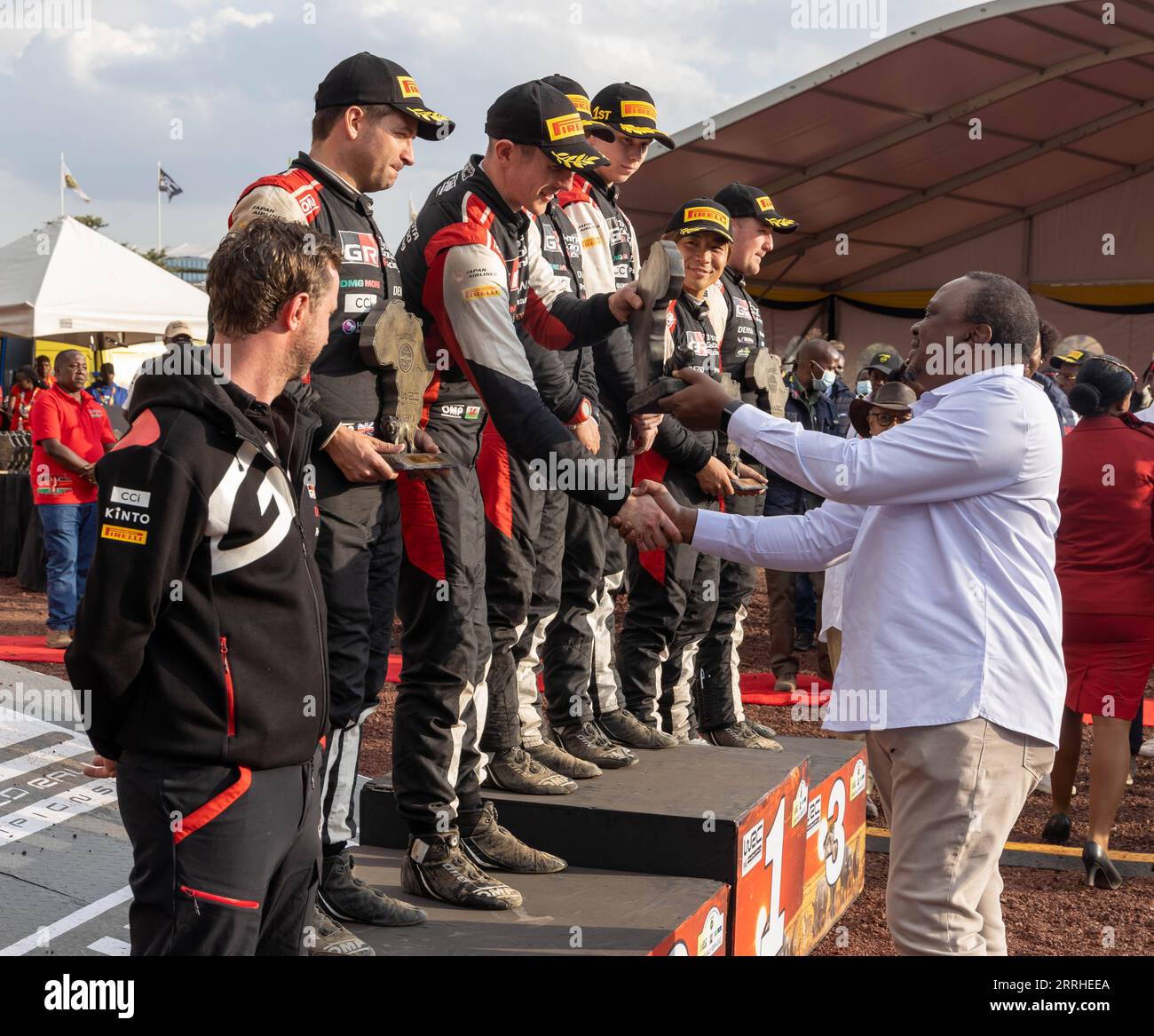 220627 -- NAKURU, 27 giugno 2022 -- il presidente Uhuru Kenyatta consegna un premio a un vincitore di un rally a Naivasha, contea di Nakuru, Kenya, 26 giugno 2022. Il presidente keniota Uhuru Kenyatta ha ufficialmente chiuso l'edizione 2022 del World Rally Championship WRC Safari Rally Kenya a Naivasha domenica. Foto di Fred Mutune/Xinhua KENYA-NAKURU-WRC-SAFARI RALLY-CELEBRATION FredMutune PUBLICATIONxNOTxINxCHN Foto Stock