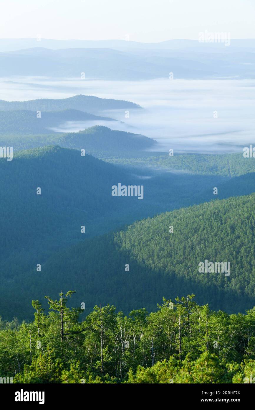 220629 -- GENHE, 29 giugno 2022 -- foto scattata il 29 giugno 2022 mostra la nebbia mattutina al monte Okliet nella città di Genhe, nella regione autonoma della Mongolia interna della Cina settentrionale. CHINA-INNER MONGOLIA-GENHE-OKLIET MOUNTAIN CN BEIXHE PUBLICATIONXNOTXINXCHN Foto Stock