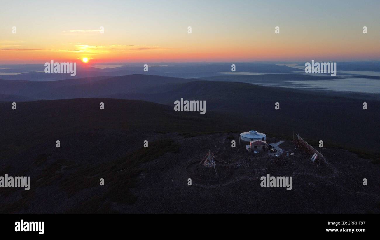 220629 -- GENHE, 29 giugno 2022 -- foto aerea scattata il 29 giugno 2022 mostra l'alba sul monte Okliet nella città di Genhe, nella regione autonoma della Mongolia interna della Cina settentrionale. CHINA-INNER MONGOLIA-GENHE-OKLIET MOUNTAIN CN BEIXHE PUBLICATIONXNOTXINXCHN Foto Stock