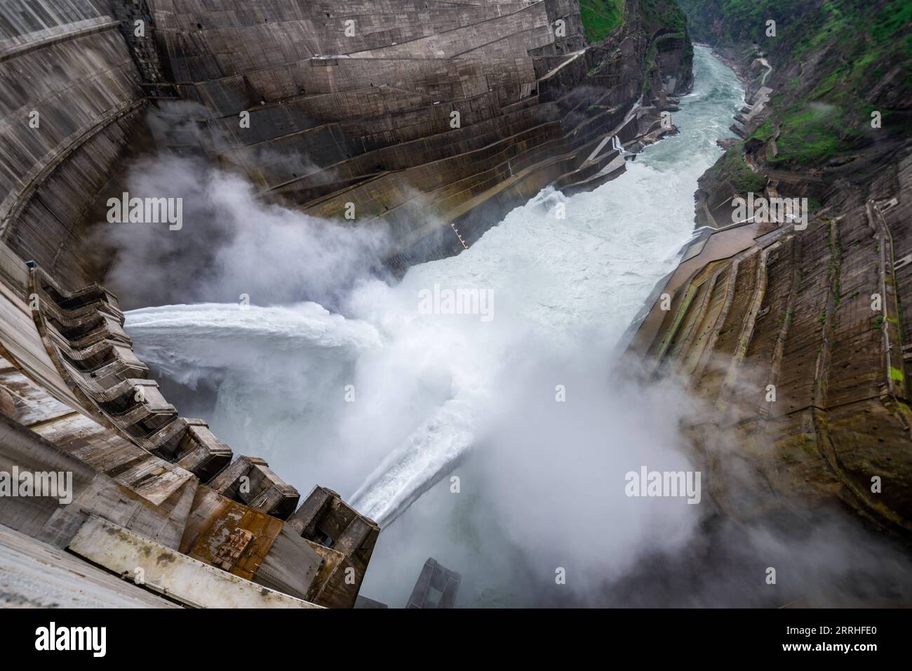 220628 -- KUNMING, 28 giugno 2022 -- foto aerea scattata il 28 giugno 2022 mostra una vista della centrale idroelettrica di Baihetan, che si trova a cavallo delle province dello Yunnan e del Sichuan nel sud-ovest della Cina. Martedì ricorre il primo anniversario del funzionamento delle prime due unità generatrici della centrale idroelettrica di Baihetan, un importante progetto nel programma cinese di trasmissione di potenza ovest-est. La stazione ha una capacità totale installata di 16 milioni di kilowatt. La stazione idroelettrica si trova sul fiume Jinsha, la sezione superiore del fiume Yangtze nel sud-ovest della Cina. CHINA-BAIHETAN HYDROPOWER STATION-FI Foto Stock