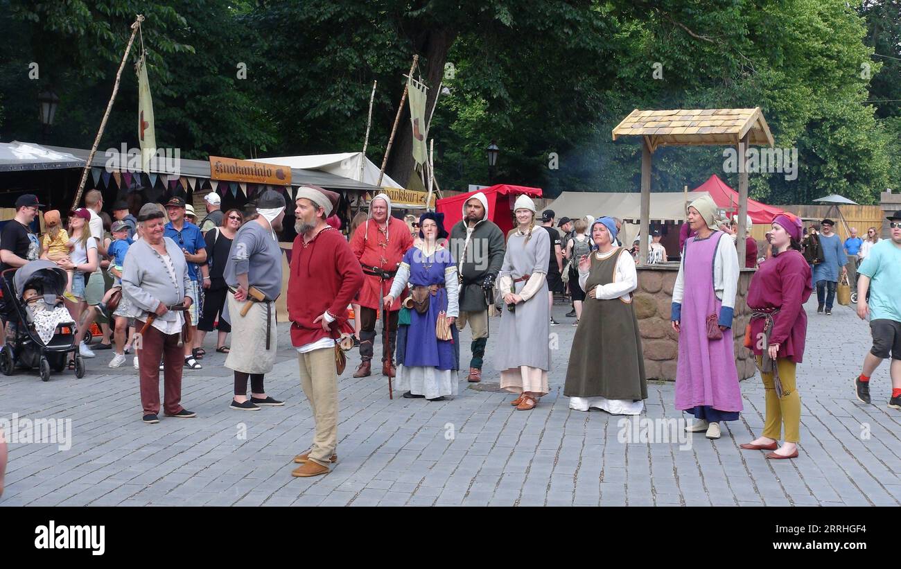 220701 -- TURKU, 1 luglio 2022 -- attori vestiti con costumi in stile medievale eseguono scene di vita nel Turku medievale all'annuale mercato medievale di Turku, Finlandia, 30 giugno 2022. Il mercato medievale annuale, uno dei più grandi eventi storici in Finlandia, è iniziato giovedì. I visitatori apprezzano una robusta atmosfera medievale con proprietari di bancarelle e attori vestiti con costumi in stile medievale al mercato. FINLANDIA-TURKU-MERCATO MEDIEVALE ChenxJing PUBLICATIONxNOTxINxCHN Foto Stock