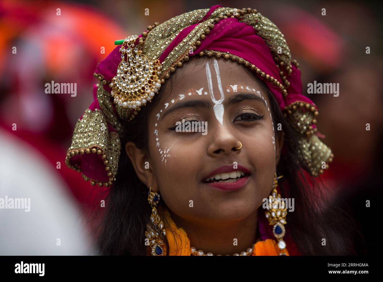 220701 -- KATHMANDU, 1 luglio 2022 -- Un devoto è visto durante una celebrazione del festival Rath Yatra a Kathmandu, Nepal, 1 luglio 2022. Foto di /Xinhua NEPAL-KATHMANDU-RATH YATRA FESTIVAL SulavxShrestha PUBLICATIONxNOTxINxCHN Foto Stock