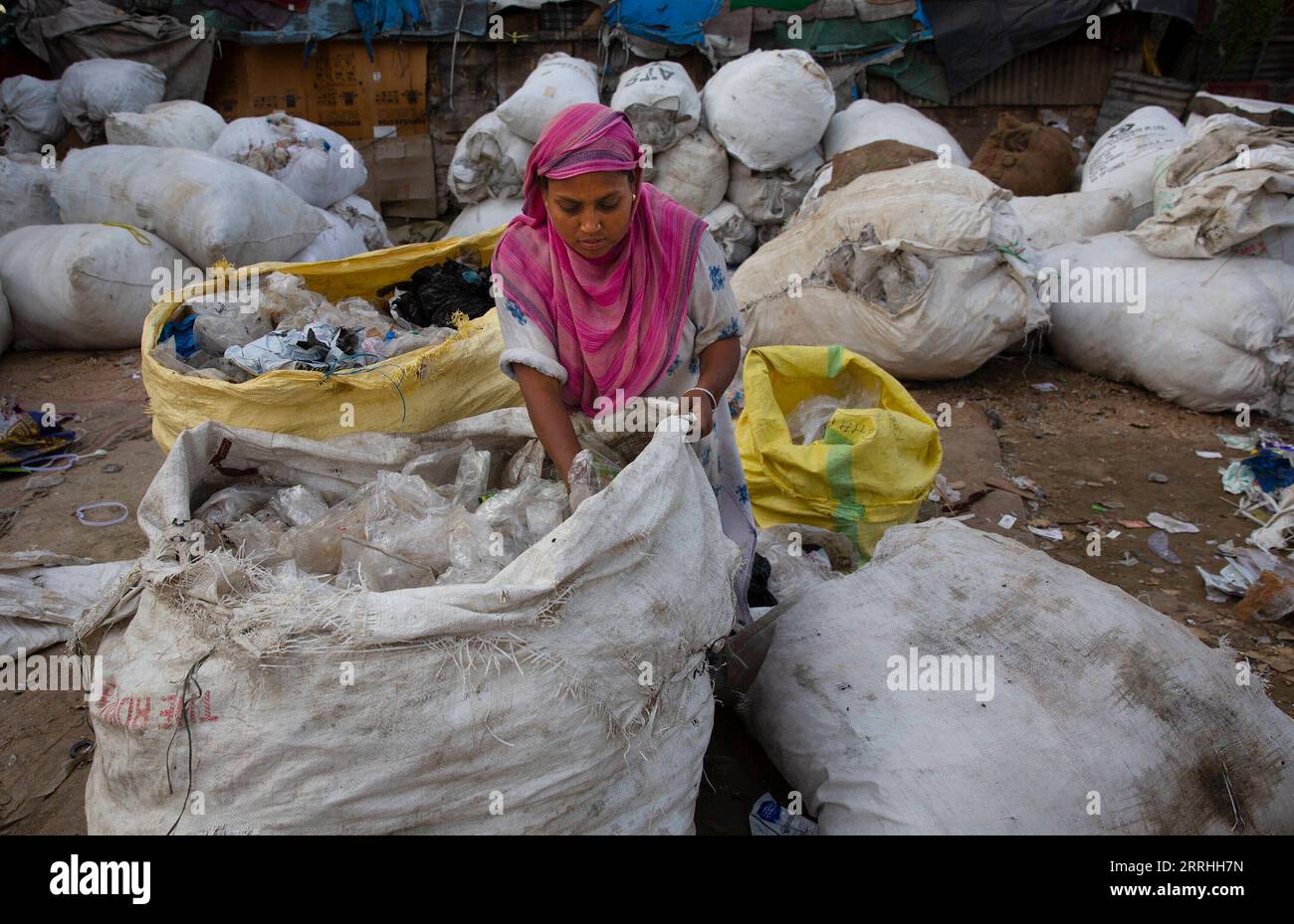 220702 -- SRINAGAR, 2 luglio 2022 -- Un ragpicker mette oggetti in polietilene in un sacco a Srinagar, capitale estiva del Kashmir controllato dagli indiani, 1 luglio 2022. Il governo indiano ha istituito sale di controllo dedicate e ha formato squadre speciali per controllare la produzione illegale, l'importazione, lo stoccaggio, la distribuzione, la vendita e l'uso di articoli SUP monouso in plastica vietati. A tutti gli stati e territori del paese è stato chiesto di istituire posti di controllo di frontiera per fermare il movimento interstatale di qualsiasi articolo di SUP vietato, ha detto un annuncio ufficiale, che ha ribadito un divieto totale di uso di SUP nel paese con effe Foto Stock