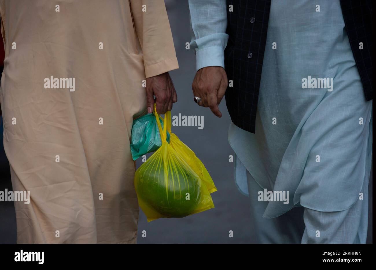 220702 -- SRINAGAR, 2 luglio 2022 -- Un uomo porta cibo con un sacchetto di politene a Srinagar, capitale estiva del Kashmir controllato dagli indiani, 1 luglio 2022. Il governo indiano ha istituito sale di controllo dedicate e ha formato squadre speciali per controllare la produzione illegale, l'importazione, lo stoccaggio, la distribuzione, la vendita e l'uso di articoli SUP monouso in plastica vietati. A tutti gli stati e territori del paese è stato chiesto di istituire posti di controllo di frontiera per fermare il movimento interstatale di qualsiasi articolo SUP vietato, ha detto un annuncio ufficiale, che ha ribadito un divieto totale di uso di SUP nel paese a partire da Foto Stock