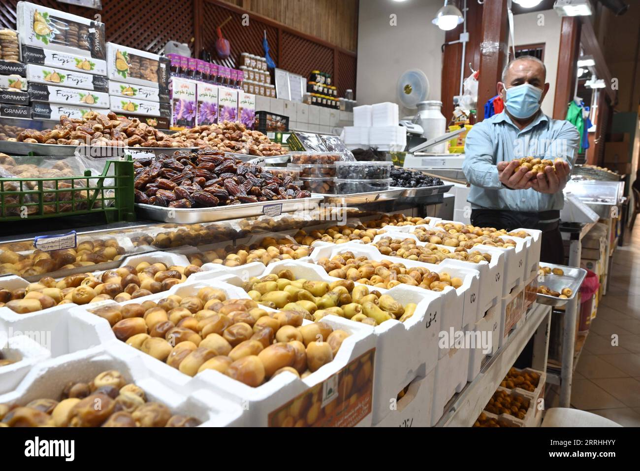 220702 -- KUWAIT, 2 luglio 2022 -- foto scattata il 2 luglio 2022 mostra un venditore che mostra date nel vecchio mercato di Kuwait City, Kuwait. Foto di /Xinhua KUWAIT-KUWAIT CITY-DATE SEASON Asad PUBLICATIONxNOTxINxCHN Foto Stock