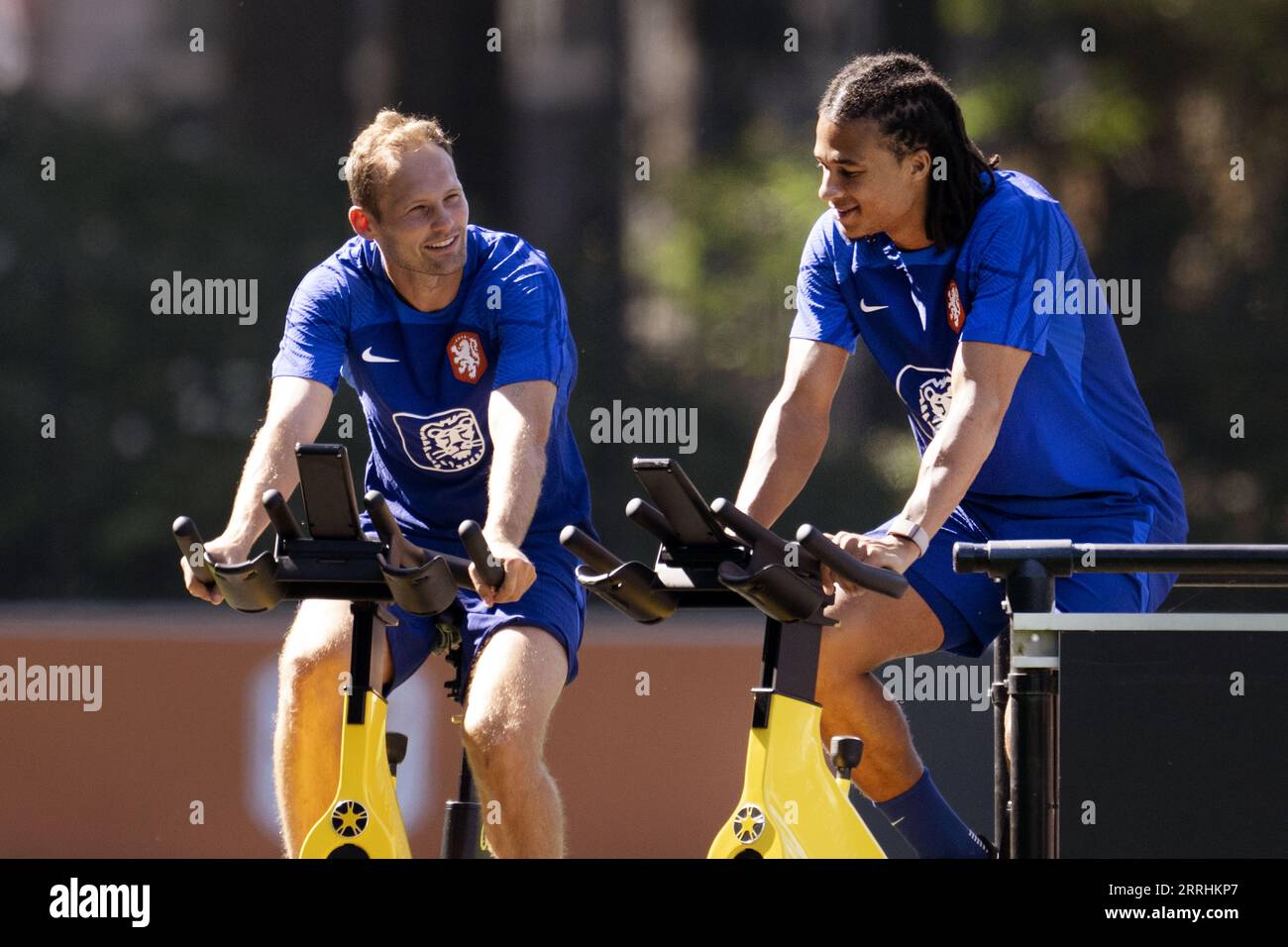 ZEIST - 08/09/2023, ZEIST - Dailey Blind, Tathan Ake durante una sessione di allenamento della nazionale olandese presso il campus KNVB l'8 settembre 2023 a Zeist, nei Paesi Bassi. La nazionale olandese si sta preparando per la partita di qualificazione al Campionato europeo contro l'Irlanda. ANP OLAF KRAAK Foto Stock