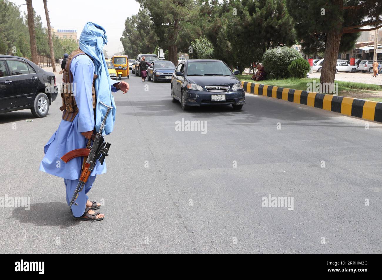 220704 -- HERAT, 4 luglio 2022 -- un membro della forza di sicurezza afghana sta di guardia vicino al sito di un attacco nella provincia di Herat, Afghanistan, 4 luglio 2022. Uomini armati sconosciuti hanno preso di mira un minibus del corpo dell'esercito nella città di Herat, la capitale della provincia occidentale di Herat dell'Afghanistan, lunedì. Un aggressore è stato ucciso dalle forze di sicurezza sul posto, il capo provinciale dell'informazione e della cultura Naemul Haq Haqani Said. Foto di /Xinhua AFGHANISTAN-HERAT-ATTACK Mashal PUBLICATIONxNOTxINxCHN Foto Stock