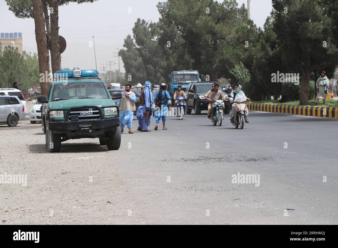 220704 -- HERAT, 4 luglio 2022 -- i membri della forza di sicurezza afghana stanno di guardia vicino al sito di un attacco nella provincia di Herat, Afghanistan, 4 luglio 2022. Uomini armati sconosciuti hanno preso di mira un minibus del corpo dell'esercito nella città di Herat, la capitale della provincia occidentale di Herat dell'Afghanistan, lunedì. Un aggressore è stato ucciso dalle forze di sicurezza sul posto, il capo provinciale dell'informazione e della cultura Naemul Haq Haqani Said. Foto di /Xinhua AFGHANISTAN-HERAT-ATTACK Mashal PUBLICATIONxNOTxINxCHN Foto Stock