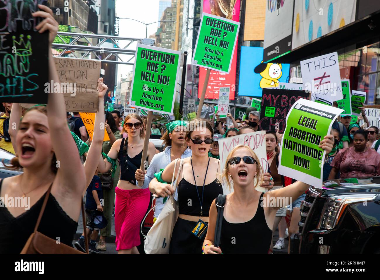 220705 -- NEW YORK, 5 luglio 2022 -- i manifestanti marciano durante una protesta contro il rovesciamento della sentenza Roe v. Wade sui diritti all'aborto a New York, negli Stati Uniti, 4 luglio 2022. La Corte Suprema degli Stati Uniti il 24 giugno ha rovesciato Roe contro Wade, una decisione storica che ha stabilito un diritto costituzionale all'aborto nella nazione quasi mezzo secolo fa. Foto di /Xinhua U.S.-NEW YORK-ABORTION RIGHTS-PROTEST MichaelxNagle PUBLICATIONxNOTxINxCHN Foto Stock