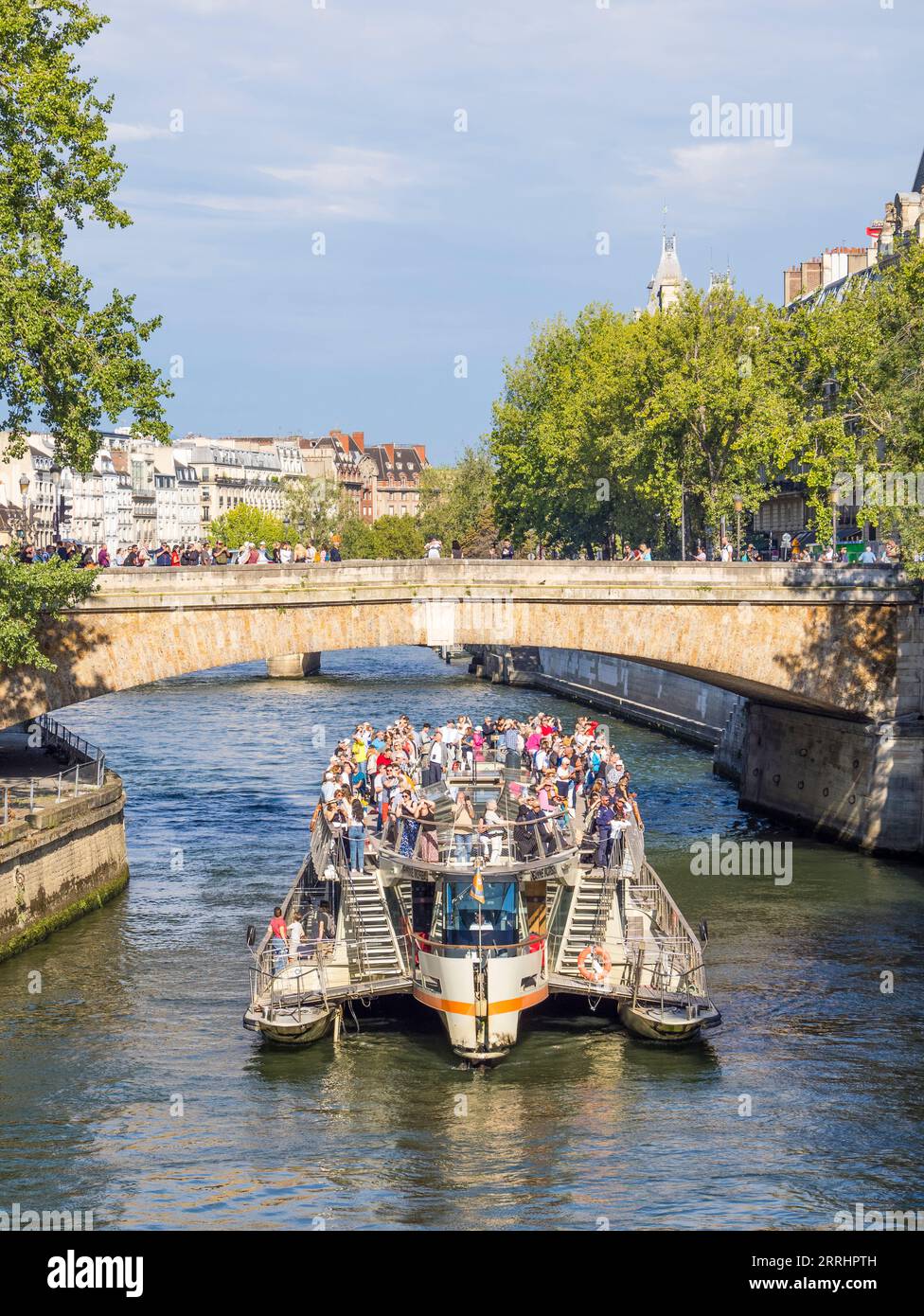 Il Ponte piccolo, il Petit Pont - Cardinal Lustiger, e la barca da crociera sul fiume Senna, Parigi, Francia, Europa, UE. Foto Stock