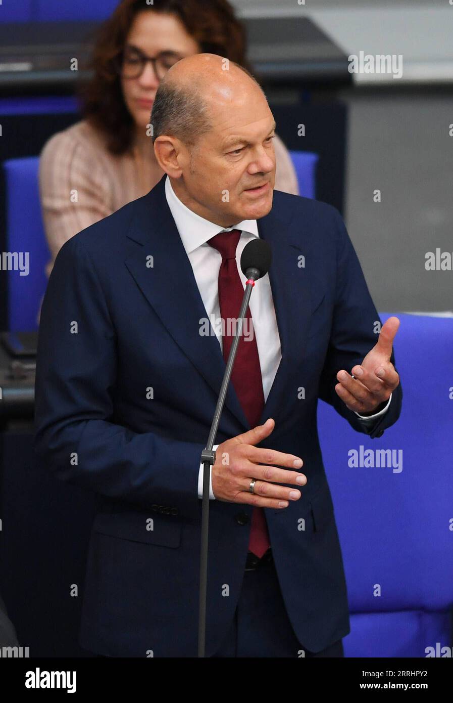 220706 -- BERLINO, 6 luglio 2022 -- il cancelliere tedesco Olaf Scholz partecipa a una sessione di domande del Bundestag a Berlino, capitale della Germania, 6 luglio 2022. GERMANIA-BERLINO-SCHOLZ-BUNDESTAG-SESSIONE DI DOMANDE RENXPENGFEI PUBLICATIONXNOTXINXCHN Foto Stock