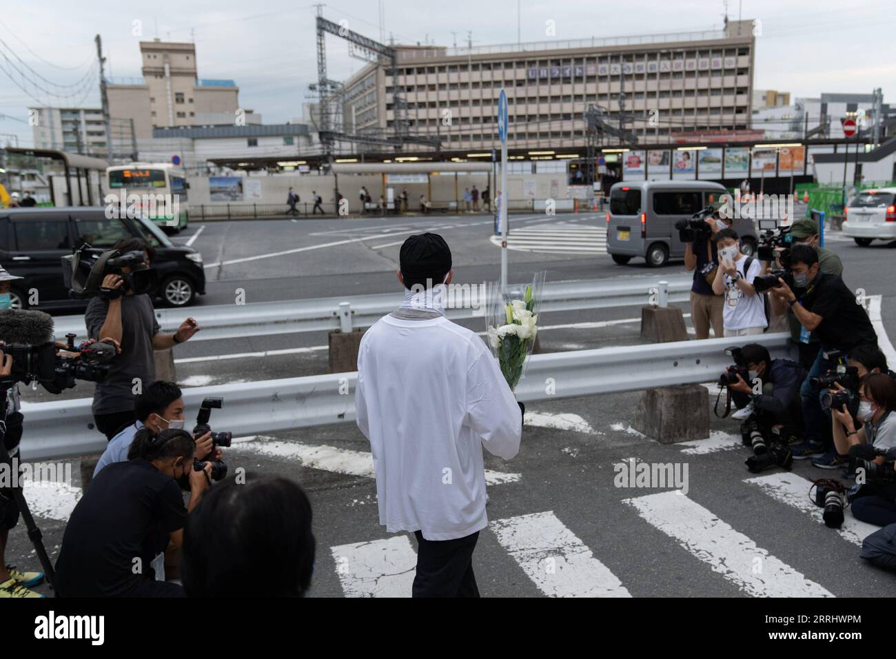 220708 -- NARA, 8 luglio 2022 -- Un cittadino piange nel luogo in cui l'ex primo ministro giapponese Shinzo Abe è stato ucciso a Nara, in Giappone, l'8 luglio 2022. L'ex primo ministro giapponese Shinzo Abe è stato dichiarato morto venerdì dopo essere stato colpito due volte da un ex lavoratore della MSDF della Maritime Self-Defense Force mentre stava tenendo un discorso nella prefettura occidentale di Nara. ABE, 67 anni, è morto alle 17:03 ora locale, l'ospedale che ha ricevuto l'ex primo ministro ha detto in una conferenza stampa nel pomeriggio. JAPAN-SHINZO ABE-GUNSHOT-DEATH ZhangxXiaoyu PUBLICATIONxNOTxINxCHN Foto Stock