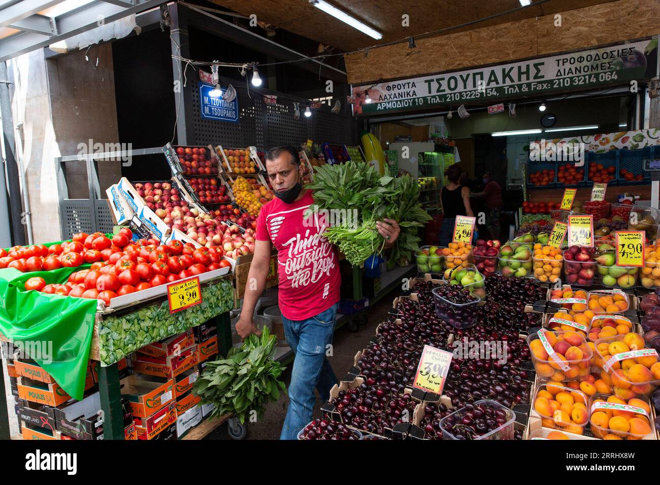 220708 -- ATENE, 8 luglio 2022 -- Un uomo lavora in un mercato ad Atene, Grecia, l'8 luglio 2022. Il tasso di inflazione annuale della Grecia ha raggiunto il 12,1% a giugno, raggiungendo un record di 30 anni nel paese, ha detto l'autorità statistica ellenica venerdì. GRECIA-ATENE-INFLAZIONE MariosxLolos PUBLICATIONxNOTxINxCHN Foto Stock