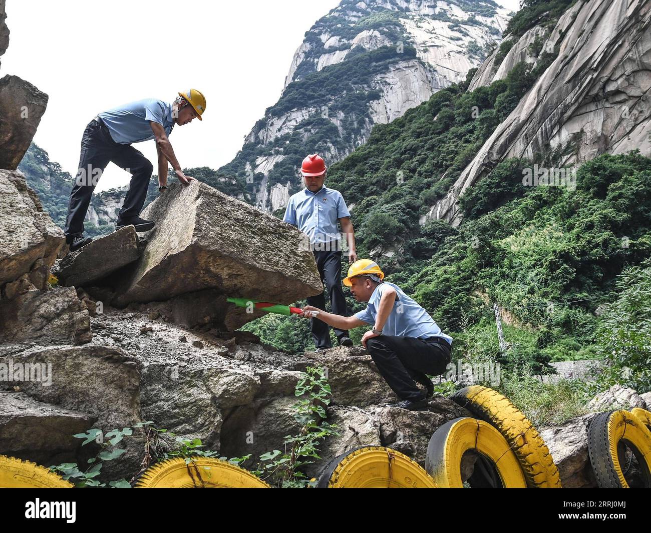 220711 -- XI AN, 11 luglio 2022 -- controllo del personale sulle condizioni stradali nel punto panoramico del Monte Huashan nella provincia dello Shaanxi della Cina nord-occidentale, 11 luglio 2022. Il Monte Huashan è una delle cinque montagne panoramiche più famose della Cina ed è noto per le sue ripide e pericolose vette. L'amministrazione della direzione dell'area panoramica del monte Huashan continuerà la sua politica di ingresso gratuito questo mese per attirare più visitatori. CHINA-SHAANXI-MOUNT HUASHAN-TOURISM CN TAOXMING PUBLICATIONXNOTXINXCHN Foto Stock