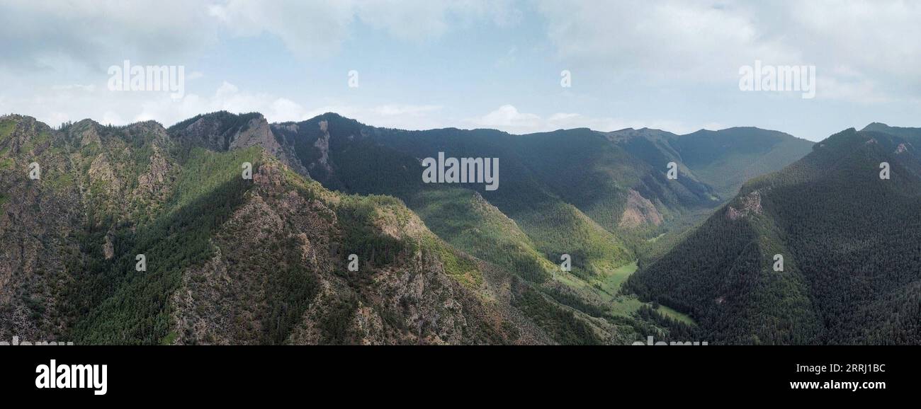 220712 -- BANNER ARAXAN LEFT, 12 luglio 2022 -- foto panoramica aerea scattata l'11 luglio 2022 mostra una vista della riserva naturale nazionale di Helan Mountain ad Araxan Left Banner, regione autonoma della Mongolia interna della Cina settentrionale. CINA-INTERNO MONGOLIA-HELAN MONTAGNA-RISERVA NATURALE-PAESAGGIO CN BEIXHE PUBLICATIONXNOTXINXCHN Foto Stock