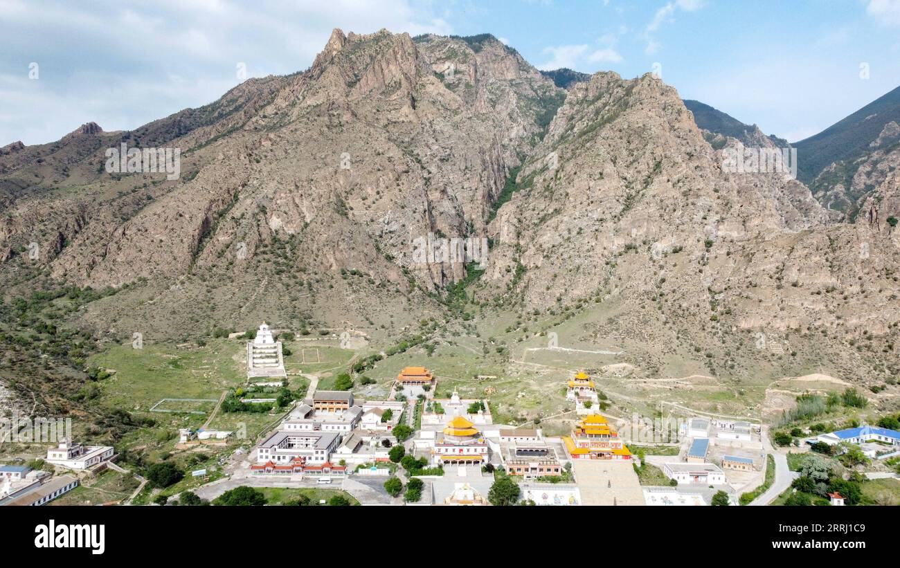 220712 -- BANNER DI SINISTRA ARAXAN, 12 luglio 2022 -- foto aerea scattata l'11 luglio 2022 mostra il tempio Guangzong nella bandiera di sinistra di Araxan, regione autonoma della Mongolia interna della Cina settentrionale. TEMPIO CINESE-INTERNO DEL BUDDHISMO MONGOLIA-TIBETANO CN BEIXHE PUBLICATIONXNOTXINXCHN Foto Stock
