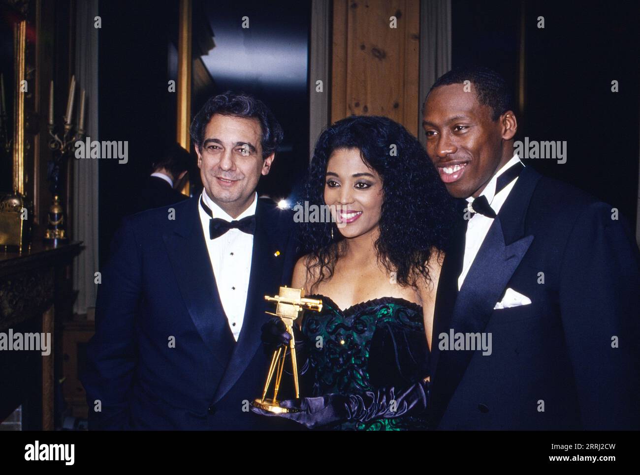 Opernsänger Placido Domingo mit Florence Griffith Joyner und deren Ehemann al bei der Verleihung der Goldenen Kamera a Berlino, Deutschland 1989. Foto Stock