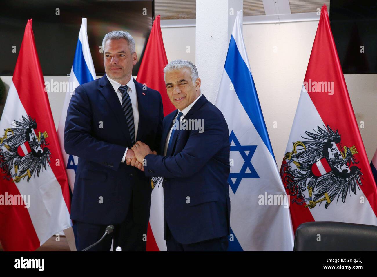 220713 -- GERUSALEMME, 13 luglio 2022 -- il cancelliere austriaco Karl Nehammer L e il primo ministro israeliano Yair Lapid partecipano alla cerimonia di firma a Gerusalemme il 12 luglio 2022. Martedì Israele e Austria hanno firmato un accordo per istituire un partenariato strategico globale per ampliare la cooperazione in materia di sicurezza. Via Xinhua MIDEAST-GERUSALEMME-PM-CERIMONIA DI FIRMA DEL CANCELLIERE AUSTRIACO ShaolxGolan/JINI PUBLICATIONxNOTxINxCHN Foto Stock