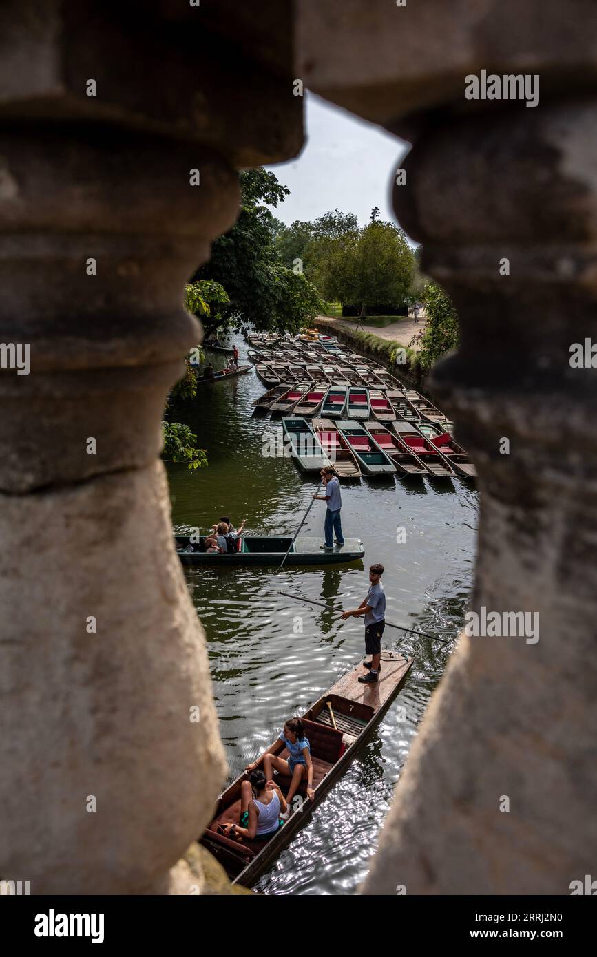 Oxford, Regno Unito, 8 settembre 2023. Gli studenti si divertono a fare un pugno sul fiume Cherwell al Magdalen Bridge, nel centro di Oxford, Regno Unito. Il punting è una tradizione di Oxford apprezzata da gente del posto, studenti e visitatori. Crediti: Martin Anderson/Alamy Live News Foto Stock