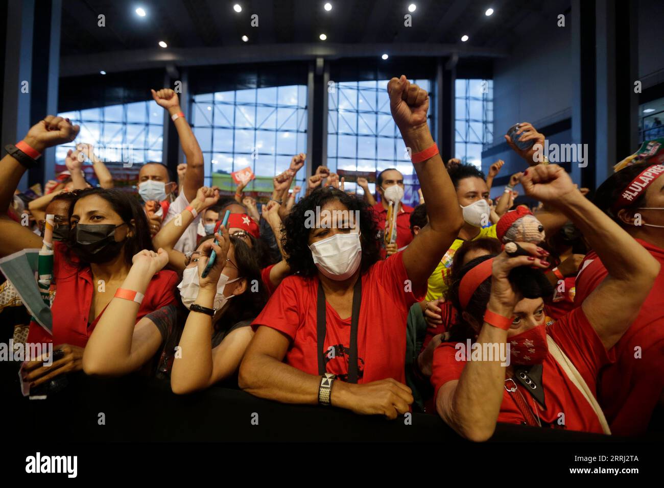 220713 -- BRASILIA, 13 luglio 2022 -- i sostenitori dell'ex presidente del Brasile e attuale candidato presidenziale Luiz Inacio Lula da Silva partecipano a un evento pre-elettorale a Brasilia, in Brasile, 12 luglio 2022. Lula ha lanciato il 7 maggio la sua campagna per la presidenza. Le prossime elezioni presidenziali in Brasile sono previste per il 2 ottobre. Foto di /Xinhua BRAZIL-BRASILIA-ex-PRESIDENT-LULA-PRE-ELECTION-EVENT LucioxTavora PUBLICATIONxNOTxINxCHN Foto Stock