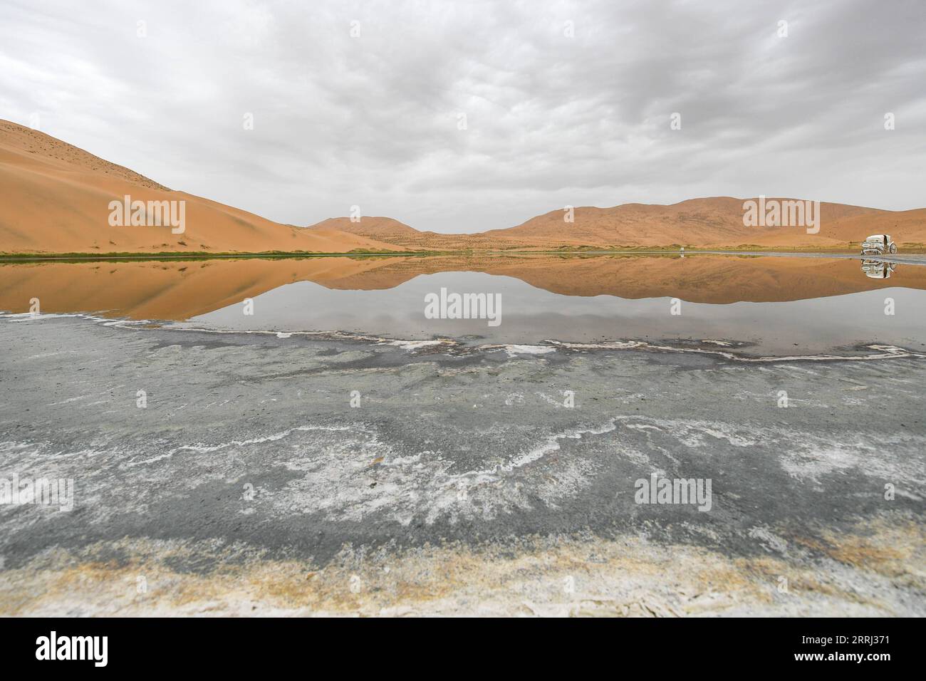 220713 -- BANNER DESTRO ARAXAN, 13 luglio 2022 -- foto scattata il 13 luglio 2022 mostra una vista del deserto di Badain Jaran nella regione autonoma della Mongolia interna della Cina settentrionale. CINA-INTERNA MONGOLIA-ARAXAN-DESERTCN BeixHe PUBLICATIONxNOTxINxCHN Foto Stock