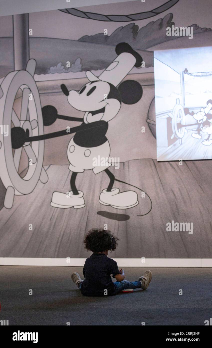 220713 -- BRISBANE, 13 luglio 2022 -- Un bambino visita Disney: The Magic of Animation al Queensland Museum di Brisbane, Australia, il 13 luglio 2022. AUSTRALIA-BRISBANE-DISNEY-EXHIBITION BaixXuefei PUBLICATIONxNOTxINxCHN Foto Stock