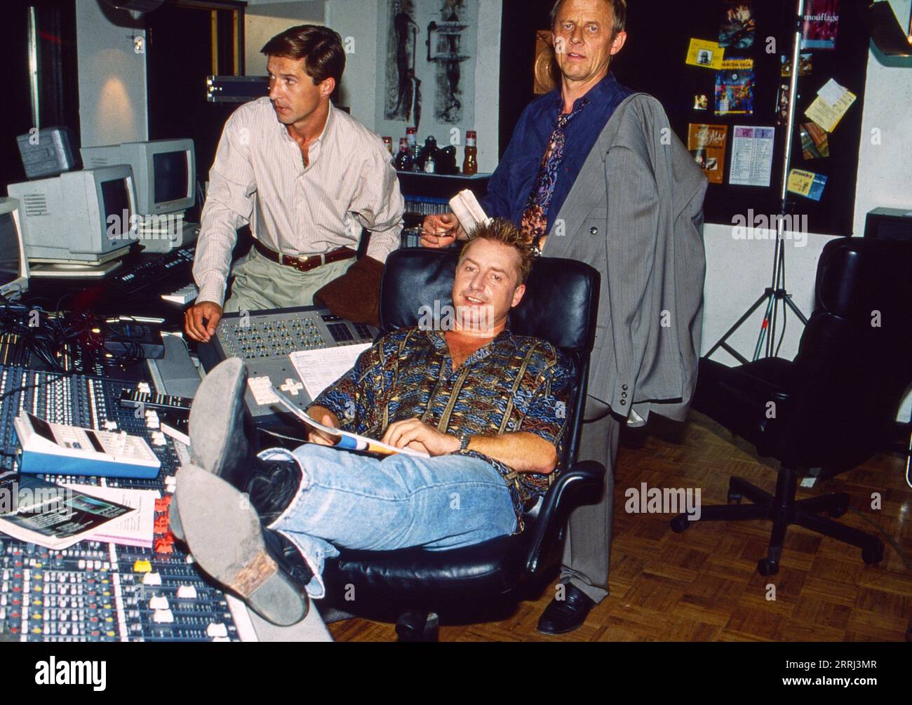 Michael Lesch, deutscher Schauspieler, Rolf Becker und Martin Semmelrogge (im Sessel) im Tonstudio, Deutschland um 1995. Foto Stock
