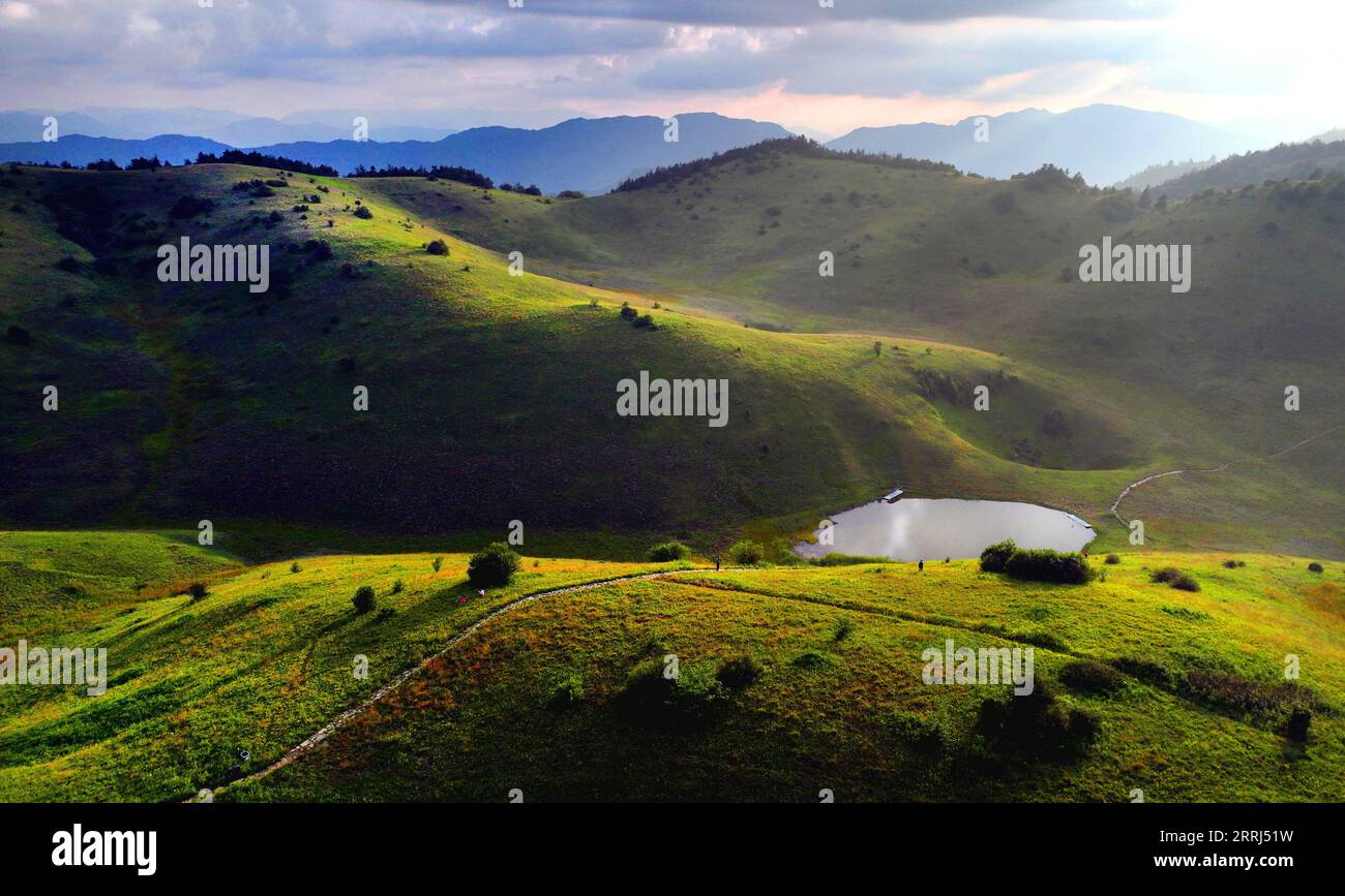 220714 -- LANGAO, 14 luglio 2022 -- foto aerea mostra lo scenario della prateria di Bashan Mountain nella contea di Langao, nella provincia dello Shaanxi della Cina nord-occidentale, 13 luglio 2022. CHINA-SHAANXI-LANGAO-BASHAN MOUNTAIN-GRASSLAND CN TAOXMING PUBLICATIONXNOTXINXCHN Foto Stock