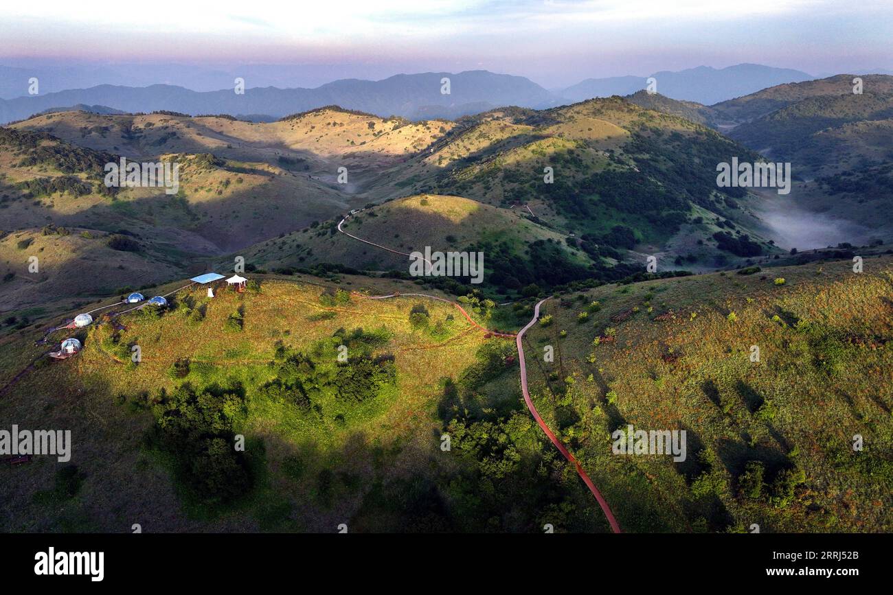 220714 -- LANGAO, 14 luglio 2022 -- foto aerea mostra lo scenario della prateria di Bashan Mountain nella contea di Langao, provincia dello Shaanxi della Cina nord-occidentale, 14 luglio 2022. CHINA-SHAANXI-LANGAO-BASHAN MOUNTAIN-GRASSLAND CN TAOXMING PUBLICATIONXNOTXINXCHN Foto Stock