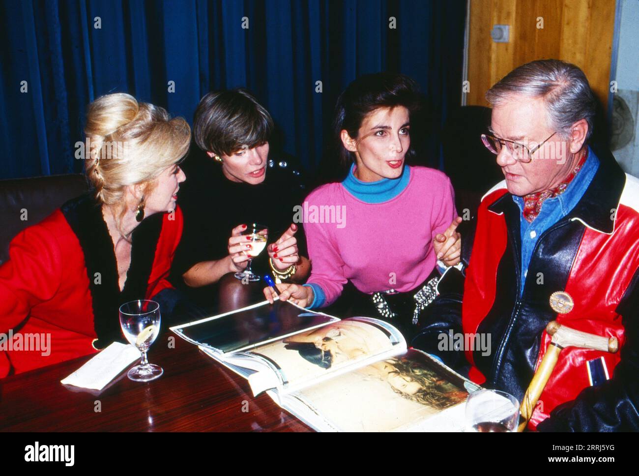 Larry Hagman, amerikanischer Schauspieler und bekannter J.R.-Darsteller aus der US-TV-serie Dallas, hier mit Christiane Krüger, C. Herriger und Maryam Sachs, circa 1991. Foto Stock
