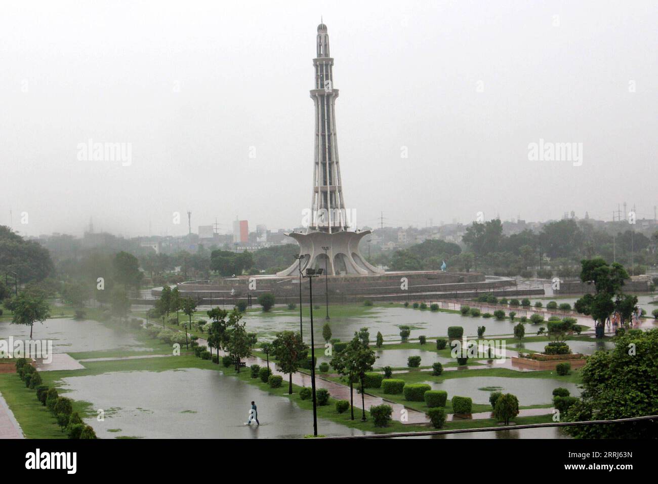 220714 -- LAHORE PAKISTAN, 14 luglio 2022 -- foto scattata il 14 luglio 2022 mostra un parco allagato a Lahore, Pakistan. Un totale di 165 persone sono rimaste uccise e 171 altre ferite in incidenti separati legati alla pioggia durante la stagione pre-monsone in Pakistan dal 14 giugno, ha detto mercoledì l'Autorità nazionale per la gestione dei disastri NDMA. Foto di /Xinhua PAKISTAN-LAHORE-MONSONE-FLOODS JamilxAhmed PUBLICATIONxNOTxINxCHN Foto Stock