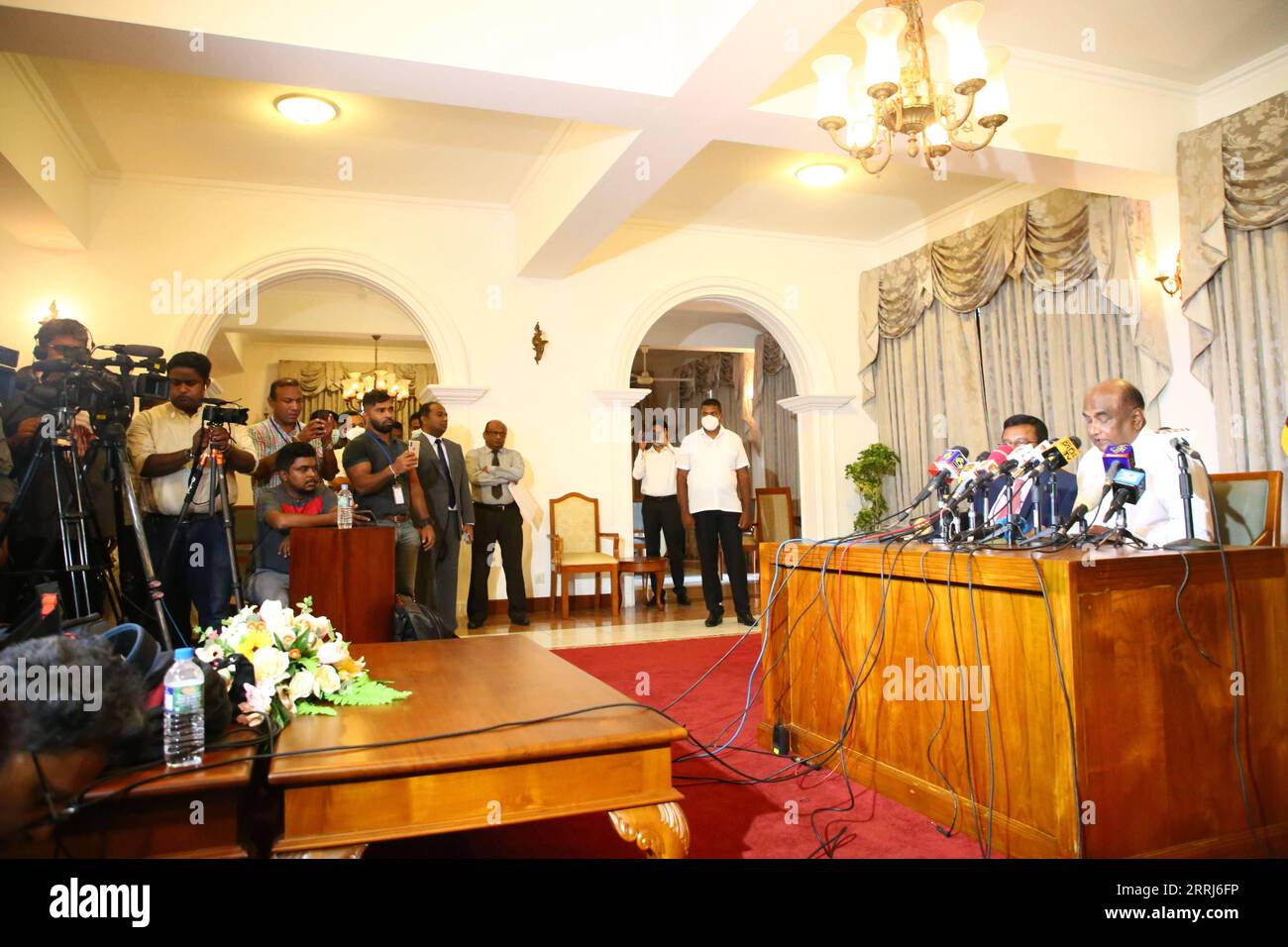 220715 -- COLOMBO, 15 luglio 2022 -- il presidente del Parlamento dello Sri Lanka Mahinda Yapa Abeywardena 1st R partecipa a un briefing mediatico a Colombo, Sri Lanka, il 15 luglio 2022. L'oratore di venerdì ha annunciato le dimissioni ufficiali del presidente Gotabaya Rajapaksa e il primo ministro Ranil Wickremesinghe presterà giuramento come presidente ad interim. SRI LANKA-COLOMBO-PRSIDENT-RASSEGNAZIONE ChexHongliang PUBLICATIONxNOTxINxCHN Foto Stock