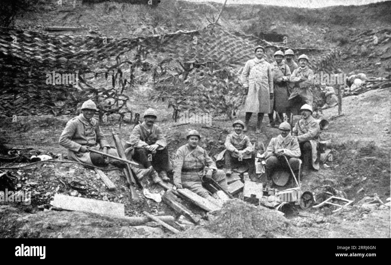 "Du tardenois a la Picardie; a 300 metri de Moreuil, le 8 aout, a 13 heurs: groupe d'officiers du 68e bataillon de chasseurs qui viennent de Participer a l'attaque", 1918. Da "l'album de la Guerre 1914-1919, volume 2" [l'Illustration, Paris, 1924]. Foto Stock