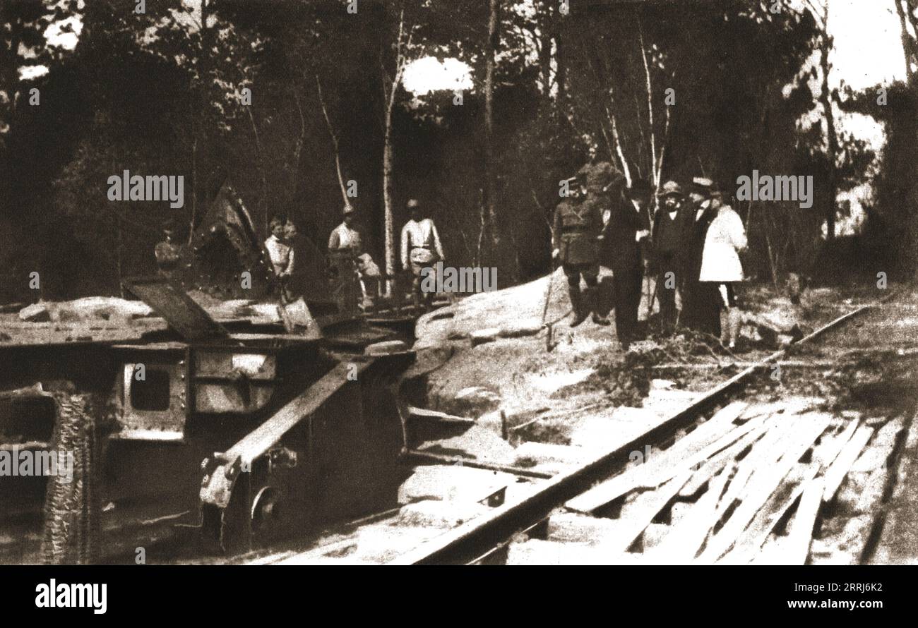 ' Du Tardennois a la Picardie; M. Clemenceau devant l'emplacement d'une piece allemande de 380mm decouverte dans le bois du Chatelet, au Sud-Est de Fere-en-Tardenois; autour du president du Conseil, M.. Loucheur, Tardieu et le General Mordacq', 1918. Da "l'album de la Guerre 1914-1919, volume 2" [l'Illustration, Paris, 1924]. Foto Stock