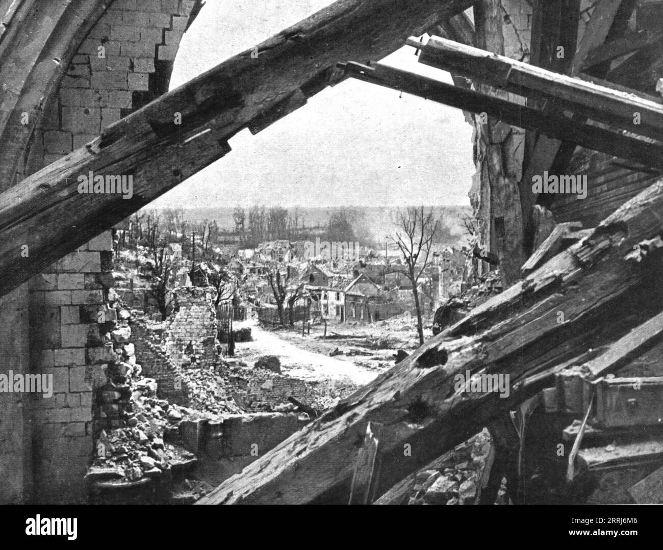 "Dans Montdidier libere; un quartier de Montdidier vu par une breche de l'eglise, apres la delivrance de la ville, le matin du 10 aout 1918, par l'armee Debeney", 1918. Da "l'album de la Guerre 1914-1919, volume 2" [l'Illustration, Paris, 1924]. Foto Stock