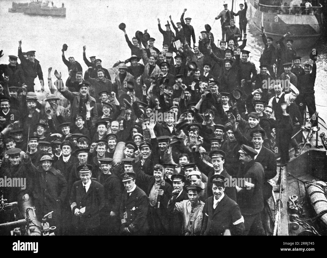 'L'attaque navale de Zeebrugge et Ostende; Apres Zeebrugge, le retour trionfale du "vindictive" a Douvres: l'equipage pousse des hourras', 1918. Da "l'album de la Guerre 1914-1919, volume 2" [l'Illustration, Paris, 1924]. Foto Stock