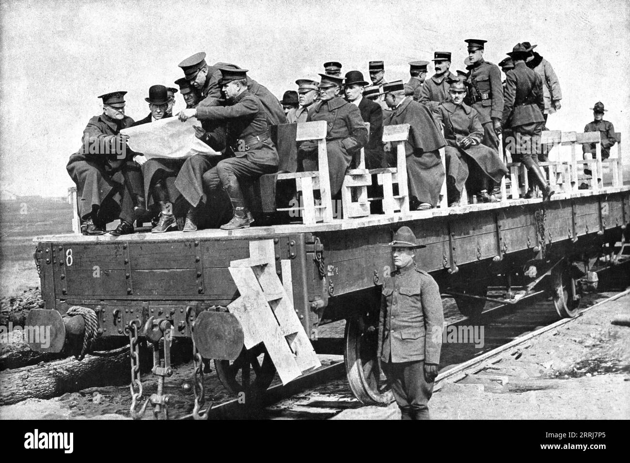 "M. Baker en France; EN Inspection sur une voie ferree, M. Newton D. Baker, le General Pershing et plusieurs officiers generaux Examinent les projets de Construction du genie amercain pour les transports de troupes vers le front", 1917. Da "l'album de la Guerre 1914-1919, volume 2" [l'Illustration, Paris, 1924]. Foto Stock