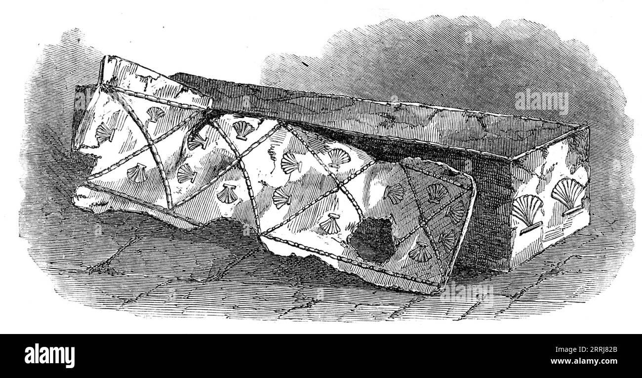 Un Coffin romano, recentemente scoperto a Shadwell, nel 1858. Una "curiosa scoperta" fatta da operai che scavavano a Shadwell Basin sul Tamigi a Londra: "...arrivarono in una pesante bara di piombo, situata a una profondità di circa dieci metri dalla superficie... fu attentamente rimossa all'ufficio del signor Andrews, ingegnere residente della società, e alcune ossa che è stato trovato contenere sono state collocate in una scatola e sepolte senza delay...it sarà percepito [dallo schizzo] che l'ornamento ad anello e cordone e le conchiglie di escallop sono presenti... il design sul coperchio... è molto piacevole. Il cordone e l'anello Foto Stock