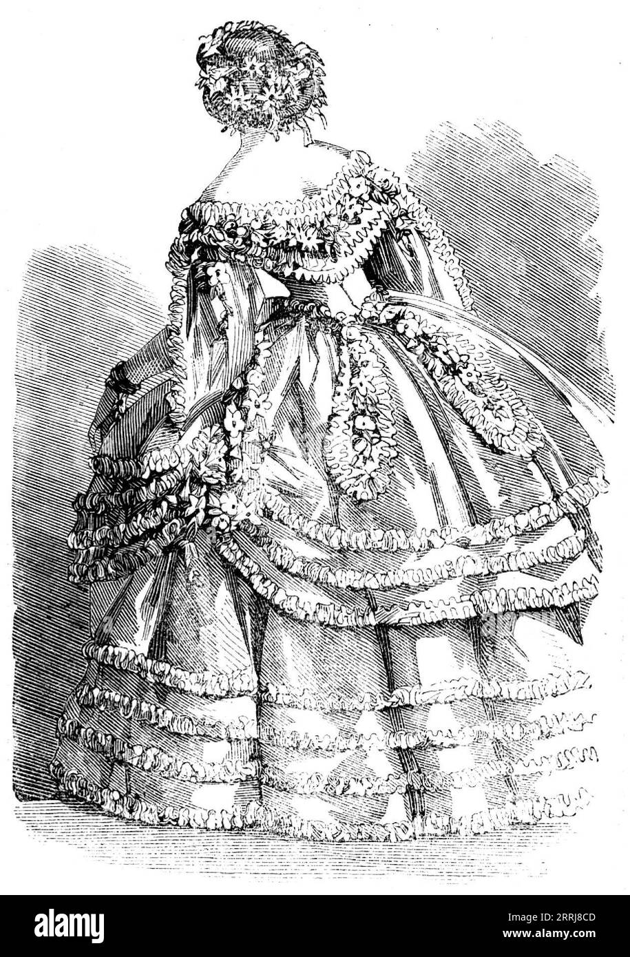 Abiti per novembre - abito di raso bianco su un foglio di raso bianco, 1858. "L'abito ha una doppia gonna rifinita con ruches di bionda, quattro file nella parte inferiore e tre nella parte superiore della gonna. Il corsage è semplice e puntato davanti e dietro. Sopra di esso si trova una fichu Antoinette, ricoperta di rughe di bionda, attraverso la quale scorre una corona formata da caprifoglio e azalea rosa. La gonna superiore è raccolta su ogni lato da una chatelaine degli stessi fiori. Maniche Odalisque, raccolte davanti al braccio da mazzi di caprifoglio e azalea. Un cordone stretto dello stesso fl Foto Stock