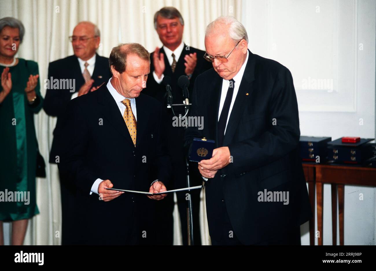 Berti Vogts, ehemaliger deutscher Fußballspieler und Trainer, bekommt von Bundespräsident Roman Herzog das Bundesverdienstkreuz 1. Klasse verliehen, Deutschland 1996. Foto Stock