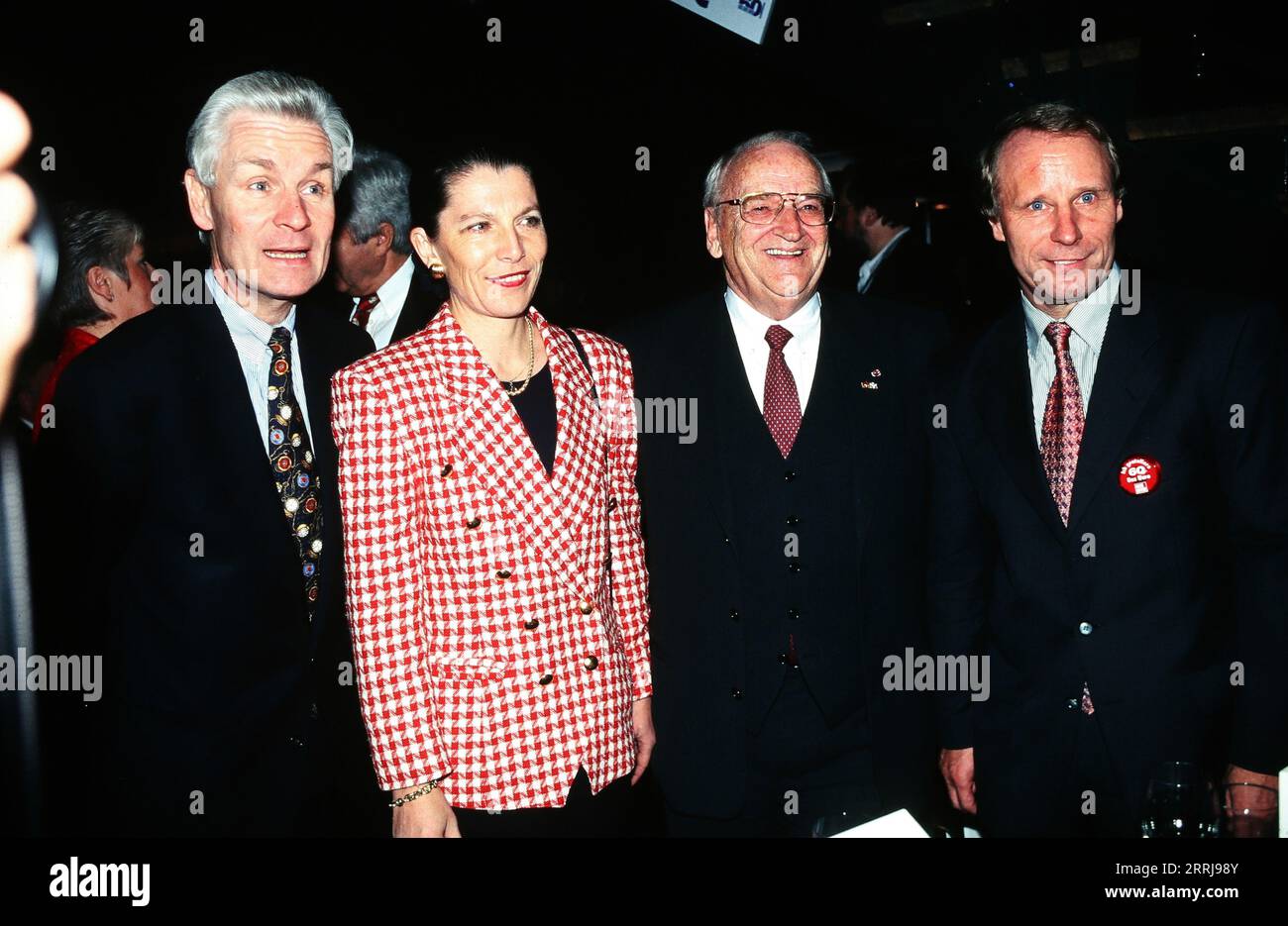 Ehepaar Henning und Annereose Voscherau mit Egidius Braun und Berti Vogts, ehemaliger deutscher Fußballspieler und Trainer, beim 60. Geburtstag von Fußballspieler Uwe Seeler ad Amburgo, Deutschland 1996. Foto Stock