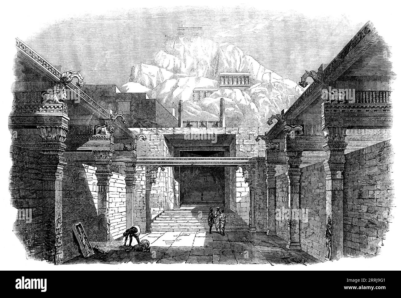 Schizzi in India - Trichinopoly Rock, 1858. "Le mura del forte, su un lato all'interno del campo dei moschetti del Cauvery, di fronte alla celebre isola Sri Rangam, sono di varie altezze, da 20 a 30 piedi, la loro circonferenza è di circa sei miglia, con una pettah nativa o città chiusa. Al loro interno ci sono anche l'arsenale, il commissariato, gli ordigni e i negozi di medicina, l'ufficio di pagamento, l'ospedale di guarnigione e la prigione. La nostra veduta rappresenta quella porzione della roccia che era originariamente utilizzata come cava, la sienite di cui è composta è scavata in pilastri e ampie scale, che danno un facile accesso Foto Stock