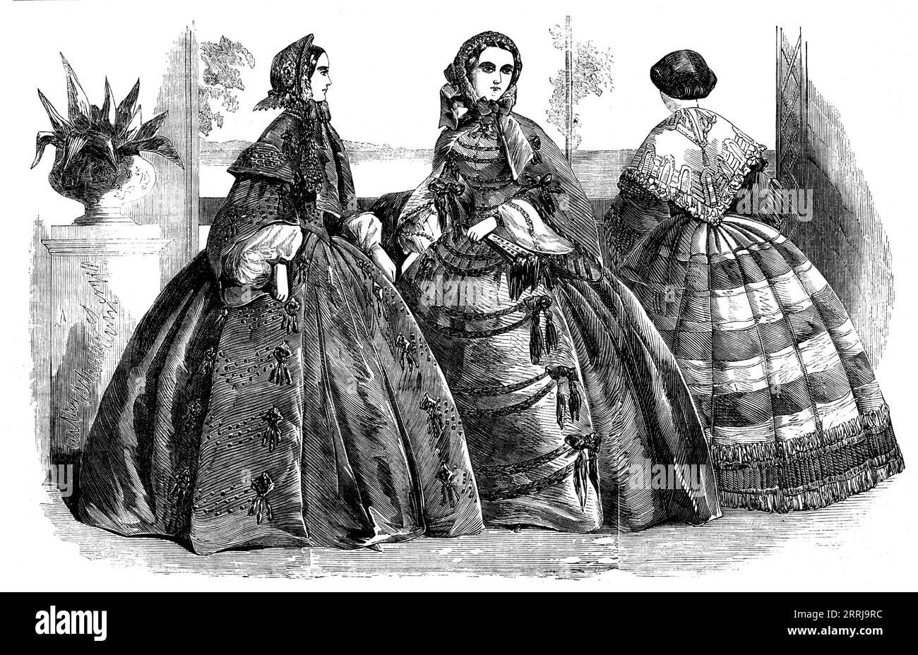 Abiti per luglio 1858. "Fig. 1: Abito di seta verde, con calze o fianchi rifiniti di passementerie nere...il corsage, che è puntato in vita, è ornato con lo stesso rifilamento...sotto maniche formate da puff di mussola bianco semplice...Un cofano Victoria di crinolina marrone...Fig. 2: Abito di seta color albicocca, con rifilatura da tavolo davanti alla gonna... le maniche sono composte da ampi frontali, raccolti davanti al braccio da archi di nastro rifiniti da nappine. Un piccolo colletto sciolto, con colletto di nastro blu... cofano di paille de riz, con un fichu di seta blu... Parasol Foto Stock